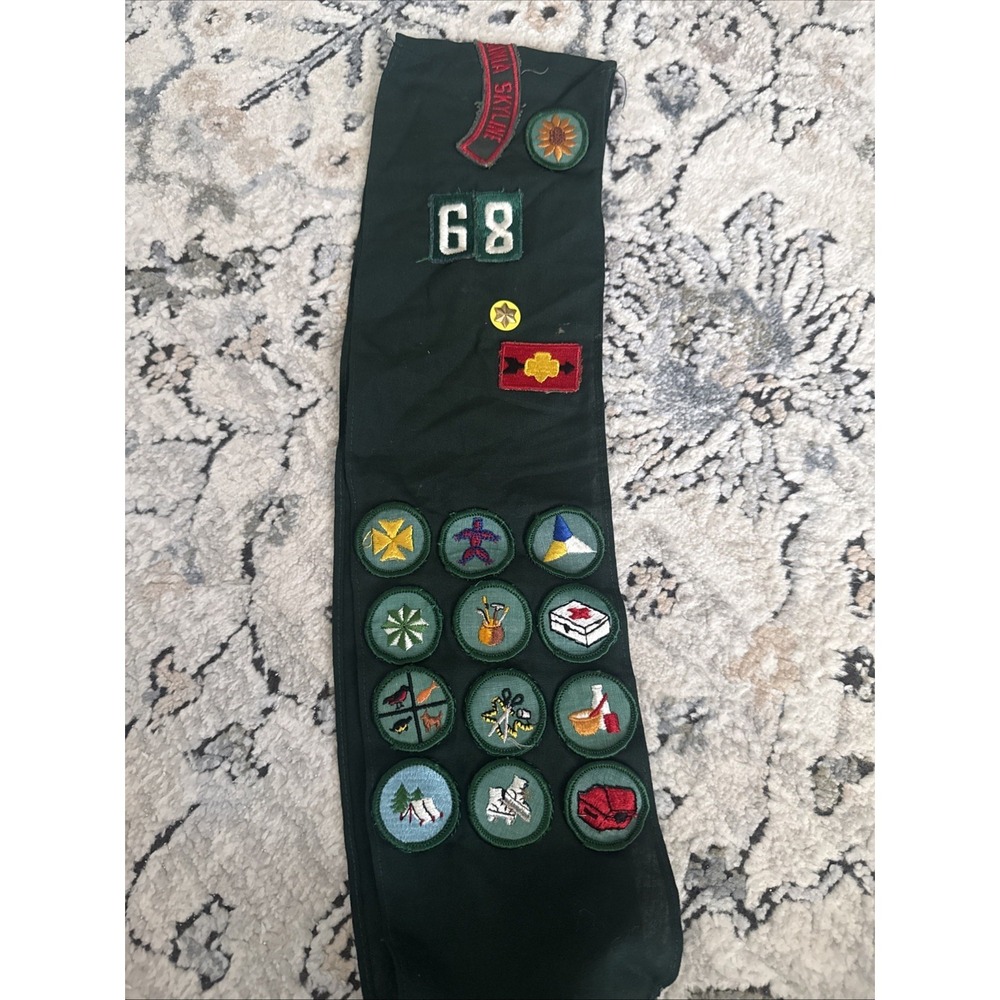 VINTAGE GIRL SCOUT GREEN SASH & BADGES 17 BADGES One Pin GOOD CONDITION